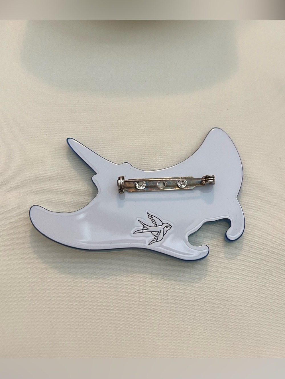 Erstwilder - A Manta’s Mantra - Stingray Manta Ray Brooch Pin - Picture 3 of 7